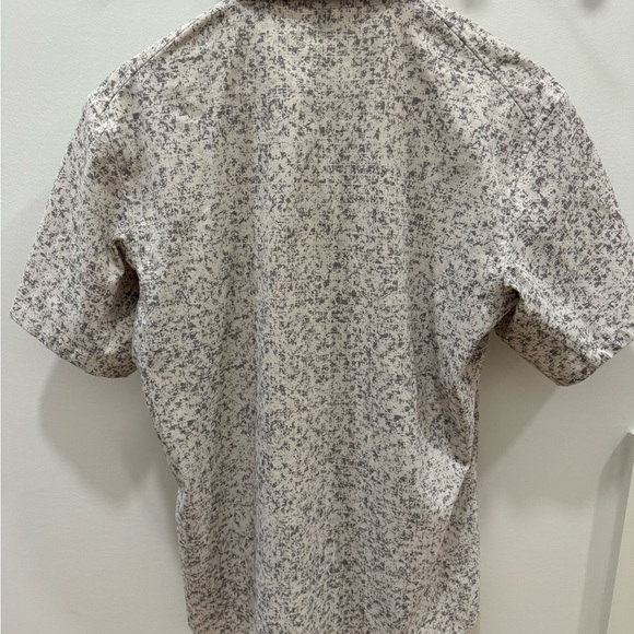 Men’s Lululemon White and Gray Casual Button Down Shirt - Picture 3 of 3